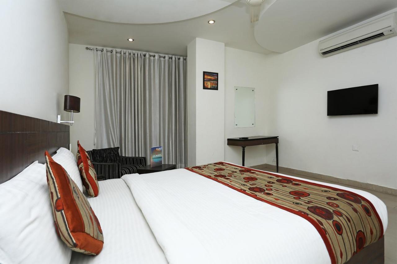 Capital O 3600 Hotel Royal Windsor Kāthgodām Exteriör bild