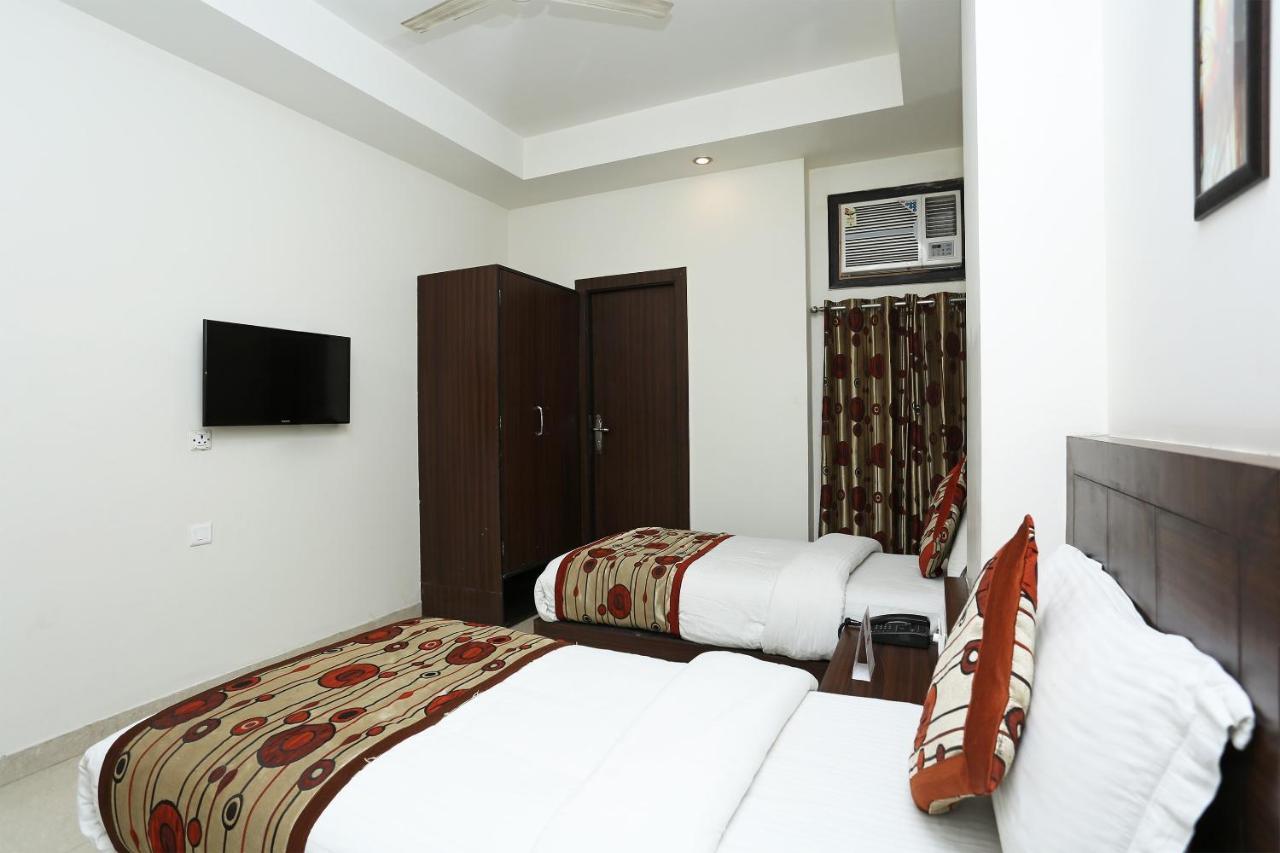 Capital O 3600 Hotel Royal Windsor Kāthgodām Exteriör bild