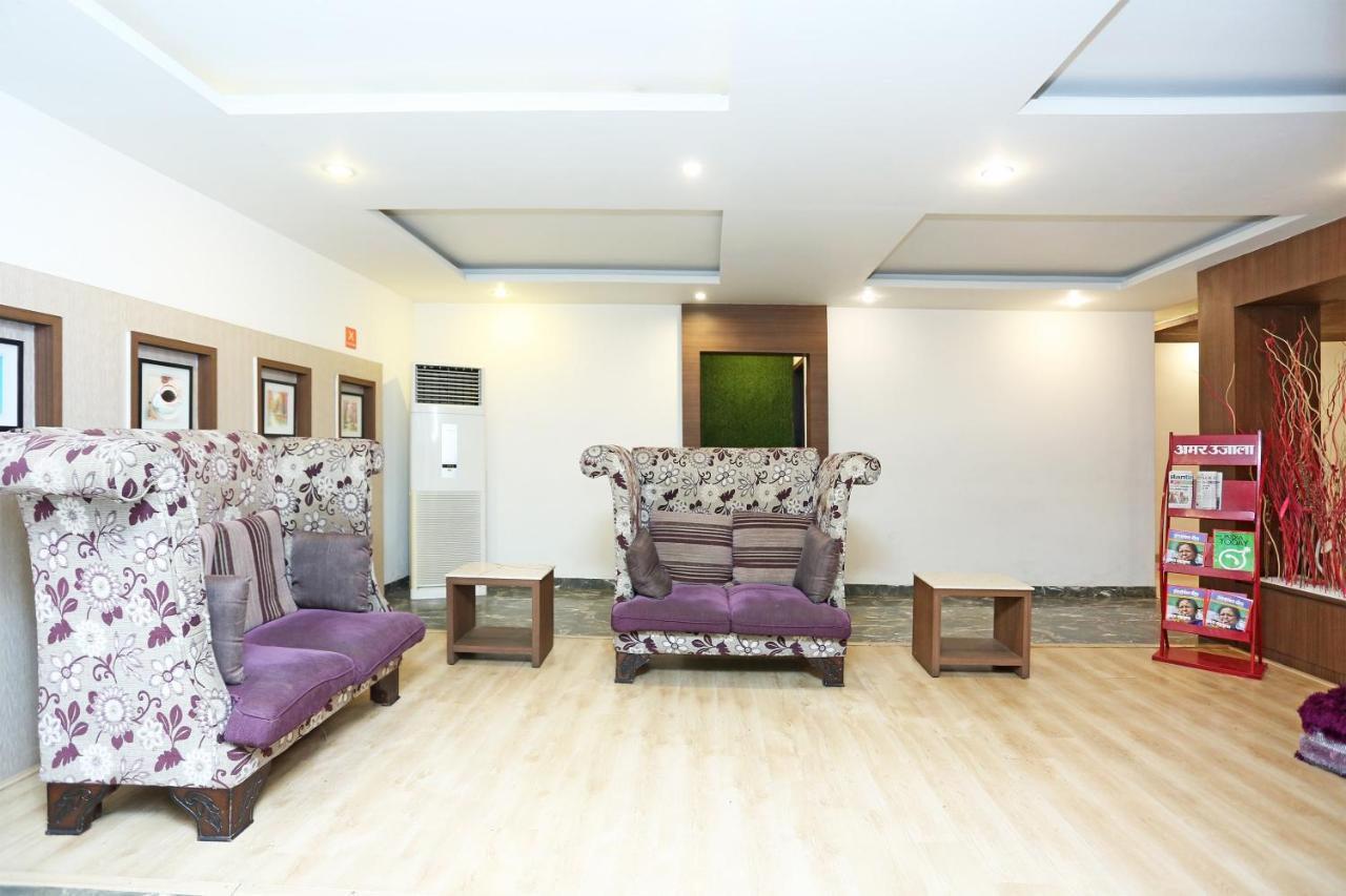 Capital O 3600 Hotel Royal Windsor Kāthgodām Exteriör bild