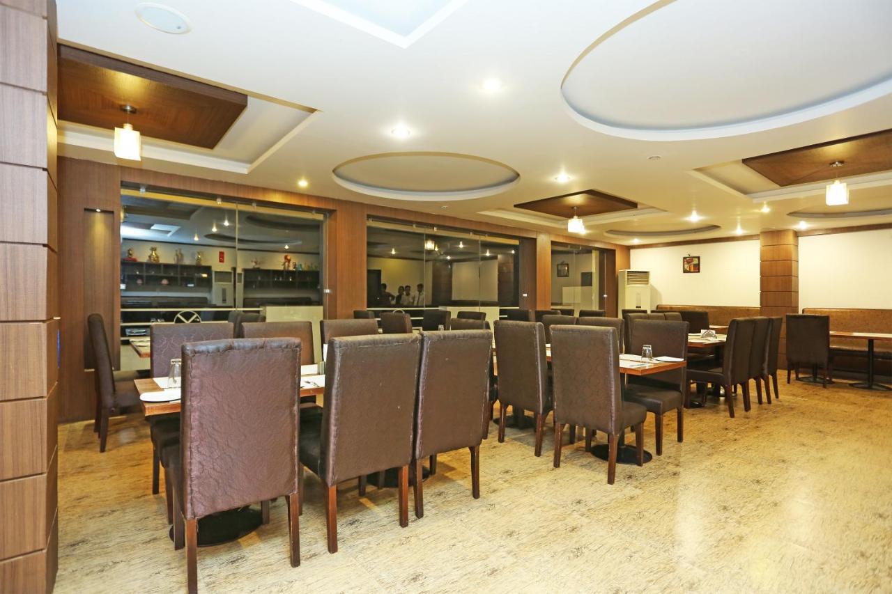 Capital O 3600 Hotel Royal Windsor Kāthgodām Exteriör bild